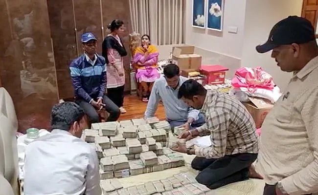 பாஜக MLA மகன் வீட்டில் கட்டுக்கட்டாக கைப்பற்றப்பட்ட கருப்பு பணம்.. லஞ்சம் வாங்கியபோது மடக்கிய போலிஸார்!