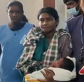 பிறந்து 7நாட்களே குழந்தையை Handbagல் வைத்து கடத்திய பெண்: சில மணி நேரத்தில் சுற்றி வளைத்து பிடித்த போலிஸ்