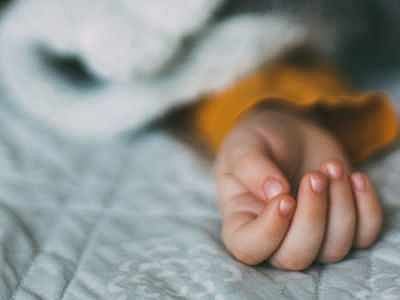 “டுமீல்.. டுமீல்..” வினையான விளையாட்டு.. 3 வயது குழந்தை துப்பாக்கியால் சுட்டதில் 4 வயது குழந்தை பலி !