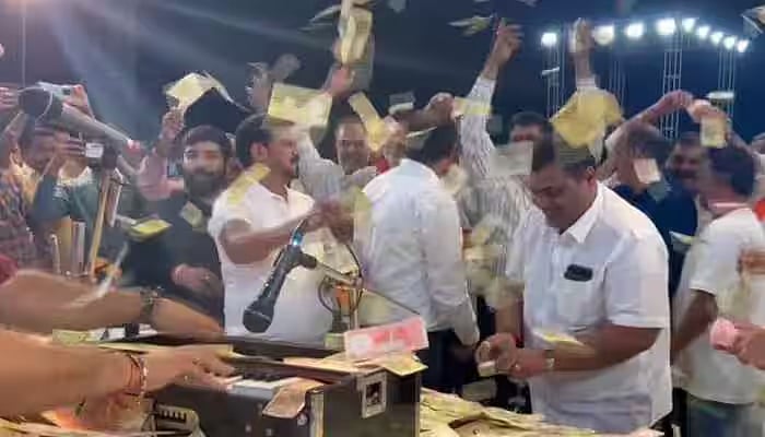 பஜனை நிகழ்ச்சியில் பண மழை.. குஜராத் பாடகருக்கு லட்சக்கணக்கில் பணத்தை அள்ளி வீசிய ரசிகர்கள்.. VIDEO வைரல்!