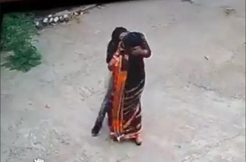 தனியாக இருக்கும் பெண்களைத் தேடி தேடி லிப்-கிஸ் அடிக்கும் சைக்கோ.. வெளியான வீடியோ.. பீகாரில் அதிர்ச்சி ! 