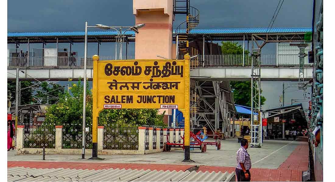 முன்பதிவு பெட்டியில் TICKET இல்லாமல் பயணம் செய்த கும்பல்: நடுவழியில் இறக்கிவிட்ட ரயில்வே போலிஸார்!
