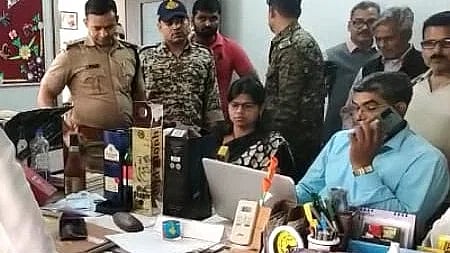 பள்ளியில் கண்டறியப்பட்ட ஆணுறை, மதுபானம், படுக்கைகள்.. பாஜக ஆளும் மாநிலத்தின் மற்றொரு அவலநிலை !