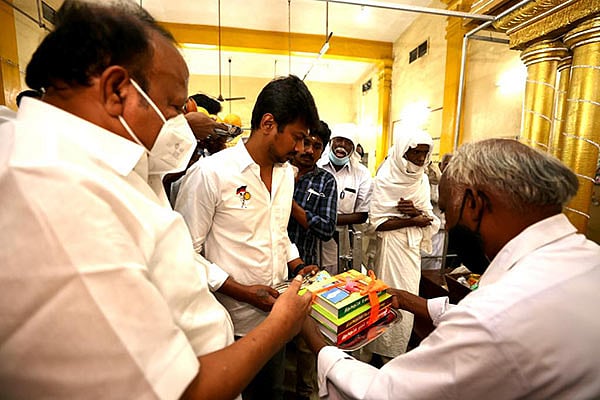 “பேனர் வைப்பது, பட்டாசு வெடிப்பதற்கு பதிலாக புத்தகத்தை வழங்குங்கள்..” - அமைச்சர் உதயநிதி வேண்டுகோள் !