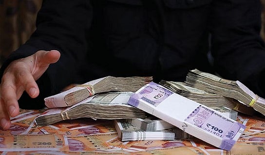 ரூ.100 கோடி லோன் பெற்று தருவதாக கூறி ரூ.4 கோடியை சுருட்டிய கும்பல்: சொகுசு விடுதியில் வைத்து கைது!