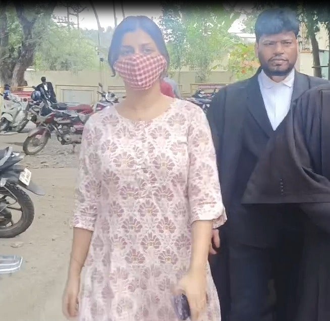 கைது செய்ய உத்தரவிட்ட நீதிமன்றம்.. அலறி அடித்து சென்ற யாஷிகா.. ஆனால் ஆஜராகவில்லை ! - எதனால் தெரியுமா?