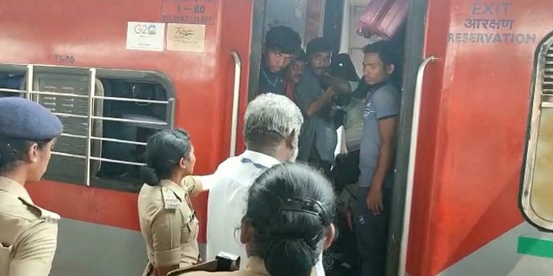 முன்பதிவு பெட்டியில் டிக்கெட் இல்லாமல் ஏறி அட்டகாசம் செய்த கும்பல்.. திருச்சி ரயில் நிலையத்தில் பரபரப்பு!