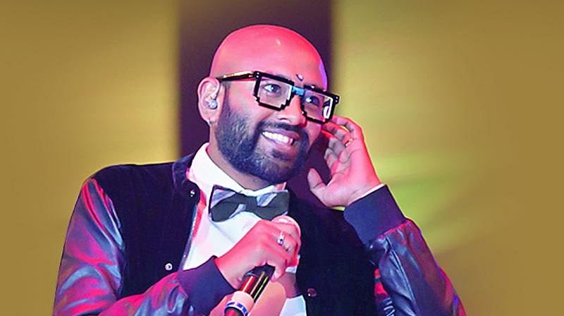 குஷியாக பாட்டு பாடிக்கொண்டிருந்த பென்னி தயாள்: சட்டென்று பின் தலையில் மோதிய ட்ரோன் -அடுத்து என்ன நடந்தது?