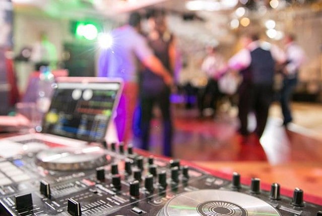 DJ சத்தத்தால் திருமண மேடையிலேயே சுருண்டு விழுந்து உயிரிழந்த மாப்பிள்ளை: 
துக்கத்தில் மூழ்கிய திருமண வீடு!