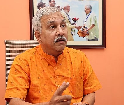 மூத்த பத்திரிகையாளரிடம் தரக்குறைவான பேச்சு.. கேள்வி கேட்ட நெறியாளர்: கத்திக்கொண்டே வெளியேறிய BJP நாராயணன்