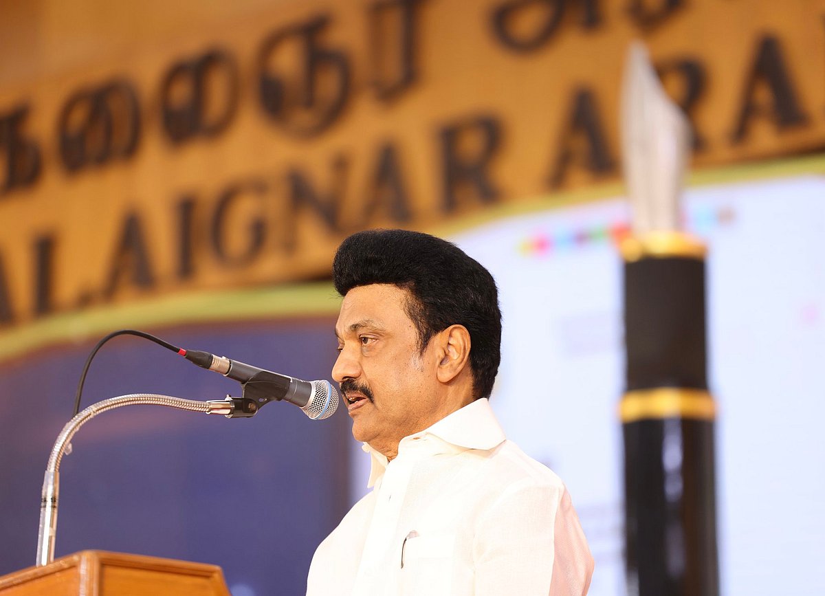 ” 'நாவரசர்' திண்டுக்கல் ஐ. லியோனி".. நூல் வெளியீட்டு விழாவில் புகழாரம் சூட்டிய முதலமைச்சர் மு.க.ஸ்டாலின்!