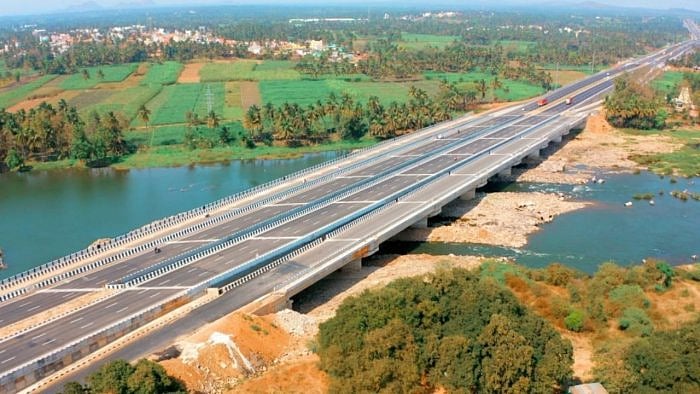 மோடி திறந்துவைத்து வெறும் மூன்றே நாளில் சேதமடைந்த அதிவிரைவு சாலை.. காட்டமாக விமர்சிக்கும் இணையவாசிகள் !