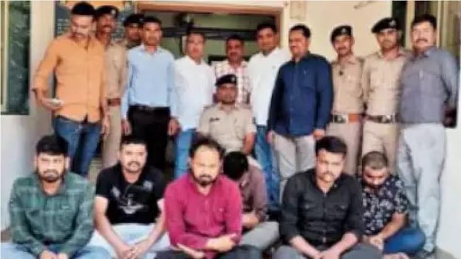 குஜராத் :சிகிச்சைக்கு வந்த இளைஞரை கட்டிவைத்து அடித்த ஊழியர்கள்.. இறுதியில் செய்த கோடூரத்தால் பறிபோன உயிர்