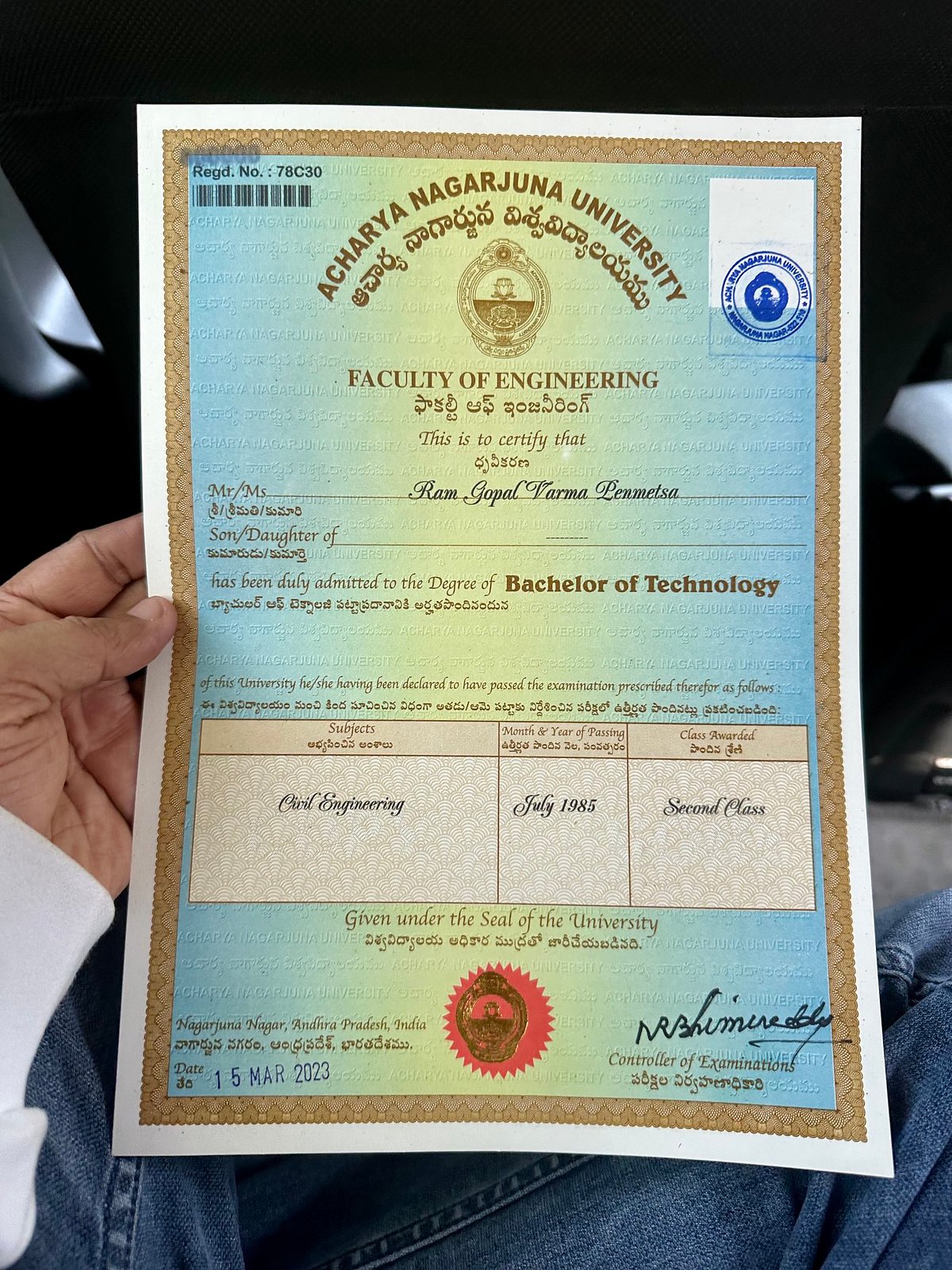 37 ஆண்டுகளுக்குப் பிறகு பட்டம் பெற்ற பிரபல இயக்குநர்.. ட்விட்டரை கலக்கும் Certificate !