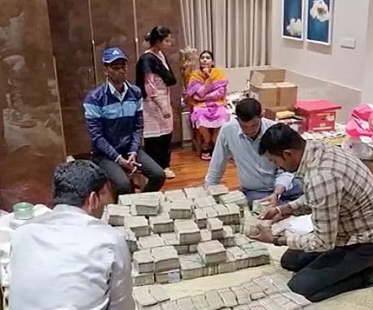 பாஜக MLA வீட்டில் சிக்கிய ரூ. 6 கோடி.. கைது செய்ய கோரி போராடிய முன்னாள் முதல்வர் சித்தராமையா கைது! 