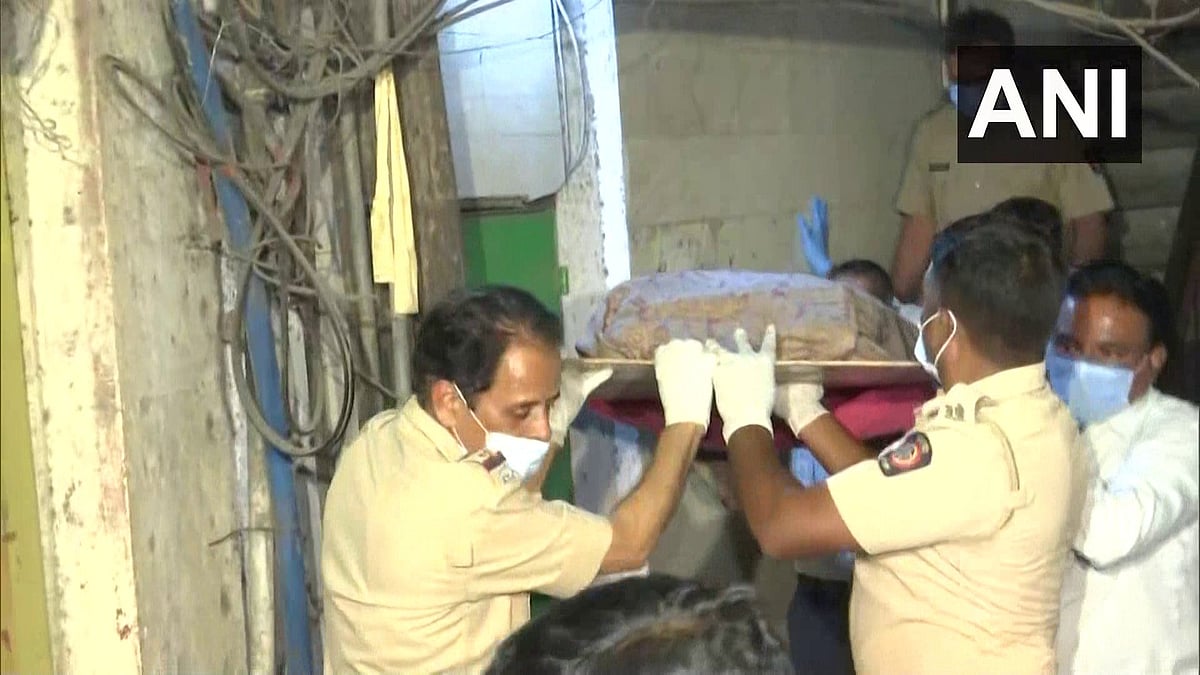 பாத்ரூமில் அழுகிய நிலையில் மீட்கப்பட்ட கை, கால்கள்.. மகளிடம் விசாரணை நடத்தியபோது அதிர்ச்சியடைந்த போலிஸ் !