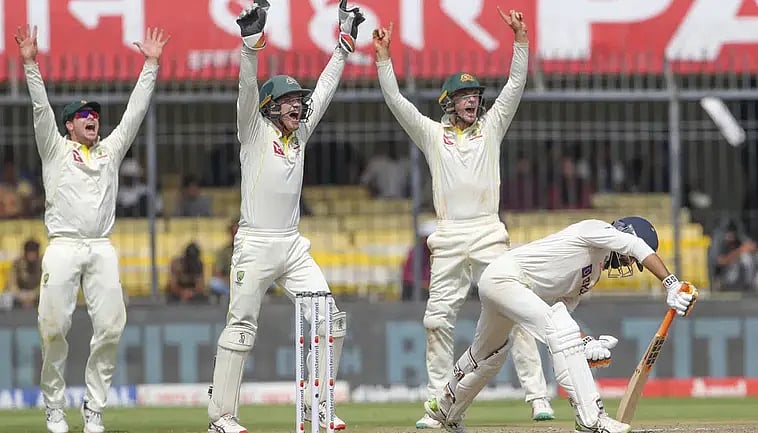 "ரன்னே அடிக்காத இந்த வீரர்களுக்கு இன்னும் எத்தனை வாய்ப்பு கொடுக்கப்படும்?"  -தினேஷ் கார்த்திக் ஆதங்கம் !