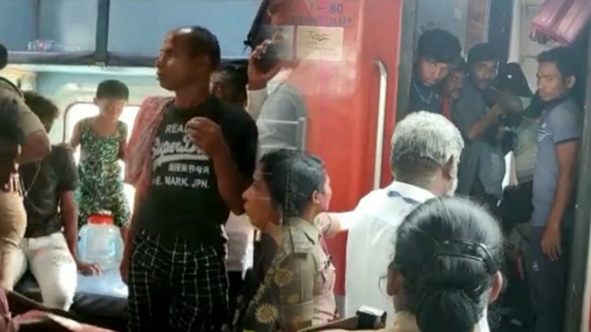 முன்பதிவு பெட்டியில் டிக்கெட் இல்லாமல் ஏறி அட்டகாசம் செய்த கும்பல்.. திருச்சி ரயில் நிலையத்தில் பரபரப்பு!