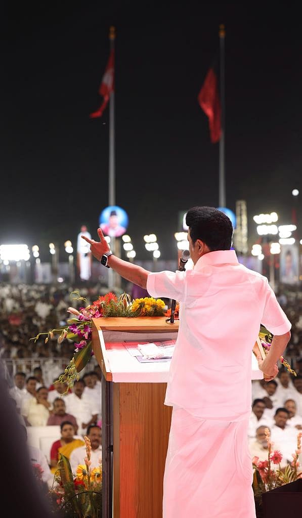 "தேசிய அளவில் தலைவர் ஸ்டாலின் தலைமையில் தி.மு.க உறுதியான குரலாக மாறியுள்ளது" -INDIAN EXPRESS புகழாரம் !