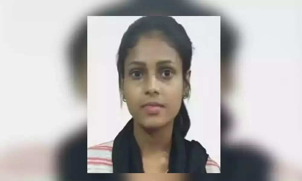 கல்லூரி மாணவிகளை பாலியல் தொழிலில் ஈடுபடுத்திய சகமாணவி கைது.. காதலரோடு சேர்ந்து செய்துவந்த கொடூர செயல் !