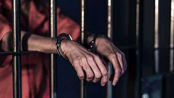 ரூ.100 கோடி லோன் பெற்று தருவதாக கூறி ரூ.4 கோடியை சுருட்டிய கும்பல்: சொகுசு விடுதியில் வைத்து கைது!