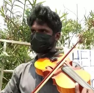 மெரினா கடற்கரையில் கல்விக் கட்டணத்திற்காக வயலின் வாசித்த மாணவர்.. உடனே உதவி செய்த சென்னை போலிஸ்!