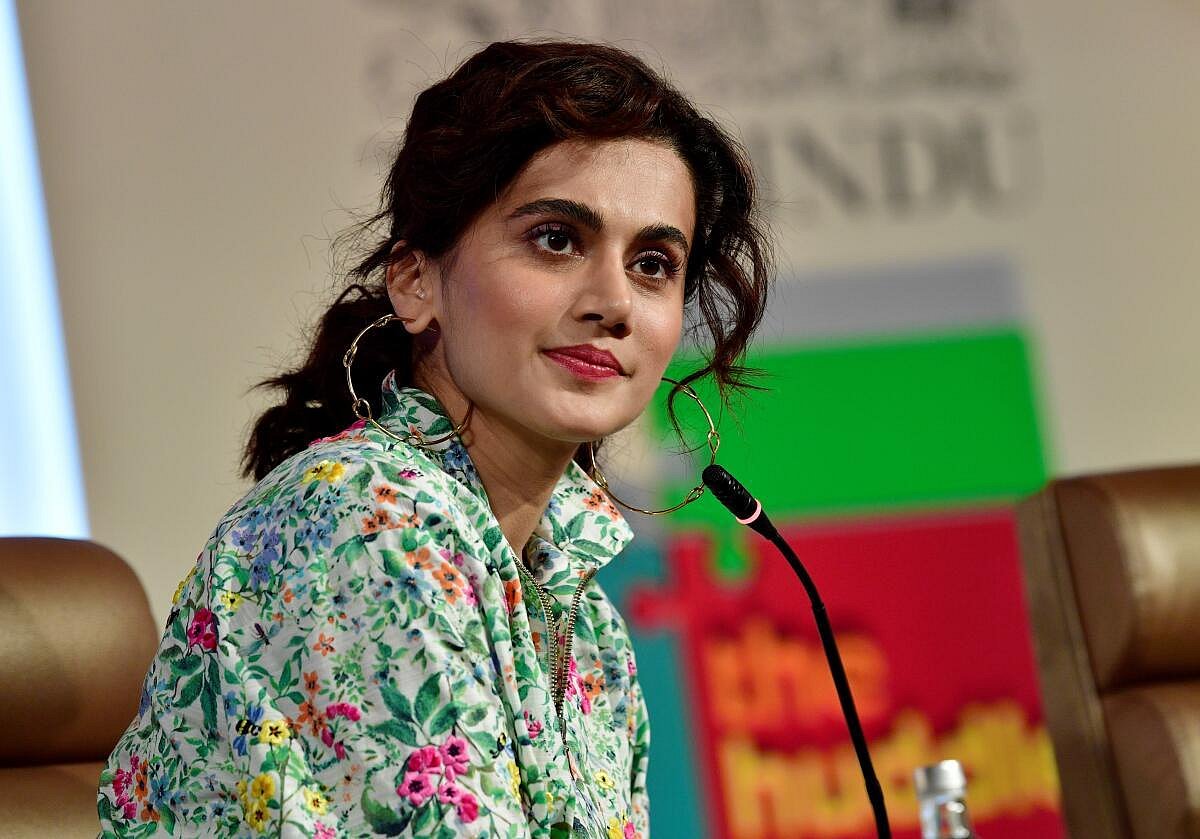 நெக்லஸ் அணிந்து மாஸாக போஸ் கொடுத்த டாப்ஸி.. ஆத்திரத்தில் புகார் கொடுத்த பாஜக MLA மகன்.. நடந்தது என்ன ?