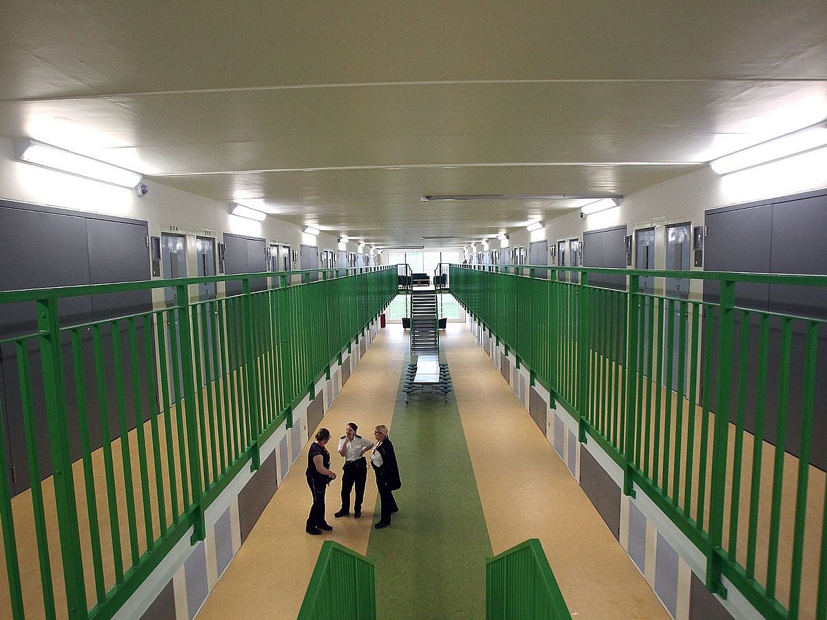 சிறையில் ஆண் கைதிகளுடன் பாலியல் உறவு.. 18 பெண் காவலர்கள் செயலால் அதிர்ச்சி.. - பரபரத்த இங்கிலாந்து !