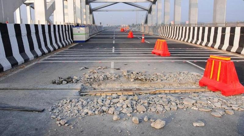 மோடி திறந்துவைத்து வெறும் மூன்றே நாளில் சேதமடைந்த அதிவிரைவு சாலை.. காட்டமாக விமர்சிக்கும் இணையவாசிகள் !