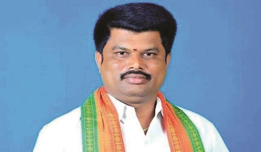 மாற்றுத்திறனாளி வீட்டை அபகரித்த பாஜக மாவட்ட செயலாளர்.. தீக்குளிக்க முயன்ற குடும்பம்: காப்பாற்றிய போலிஸ்!