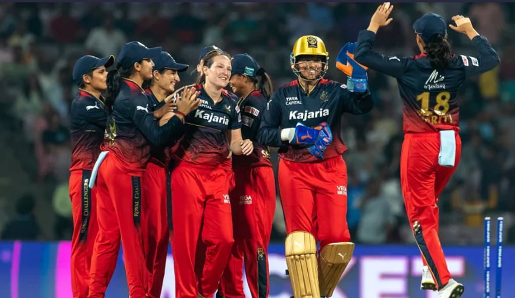 முடிவுக்கு வந்த தொடர் தோல்வி.. ஒருவழியாக மகளிர் ஐபிஎல் தொடரின் முதல் வெற்றியை பதிவு செய்த பெங்களூரு !