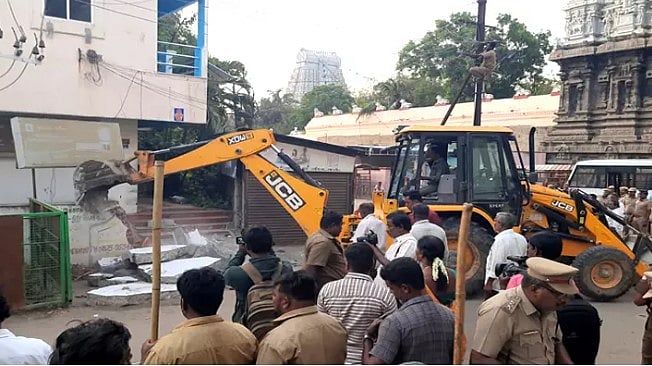 கோயில் நிலத்தில் வீடு கட்டியிருந்த BJP நிர்வாகி: இடித்து 23 ஆயிரத்து 800 சதுரடி நிலத்தை மீட்ட அதிகாரிகள்!