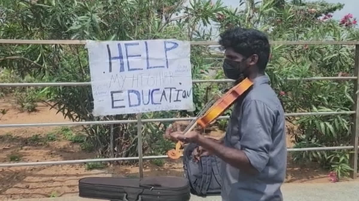 மெரினா கடற்கரையில் கல்விக் கட்டணத்திற்காக வயலின் வாசித்த மாணவர்..  உடனே உதவி செய்த சென்னை போலிஸ்!