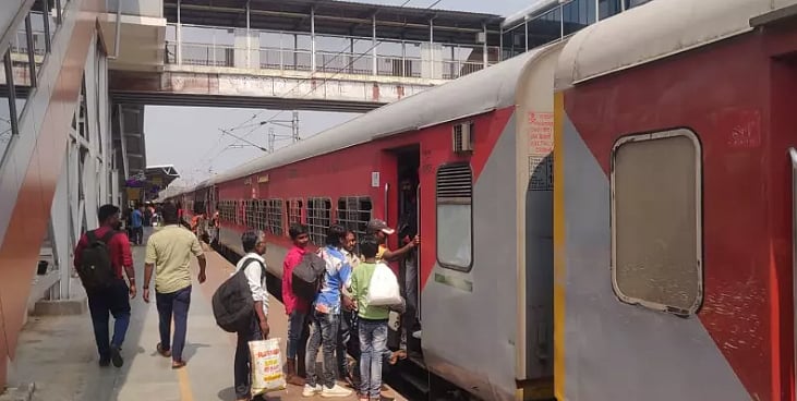 முன்பதிவு பெட்டியில் டிக்கெட் இல்லாமல் ஏறி அட்டகாசம் செய்த கும்பல்.. திருச்சி ரயில் நிலையத்தில் பரபரப்பு!