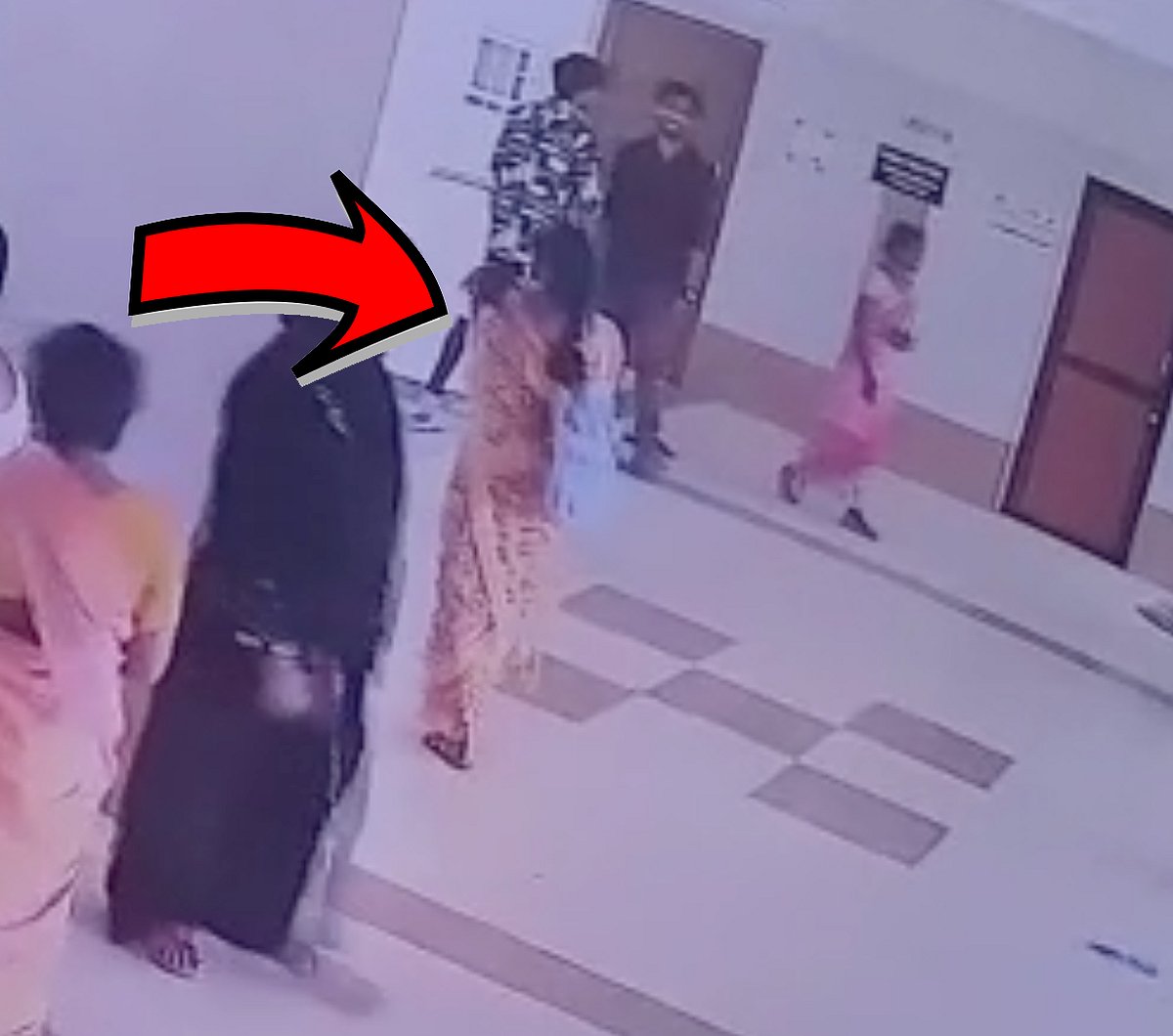 பிறந்து 7நாட்களே குழந்தையை Handbagல் வைத்து கடத்திய பெண்: சில மணி நேரத்தில் சுற்றி வளைத்து பிடித்த போலிஸ்