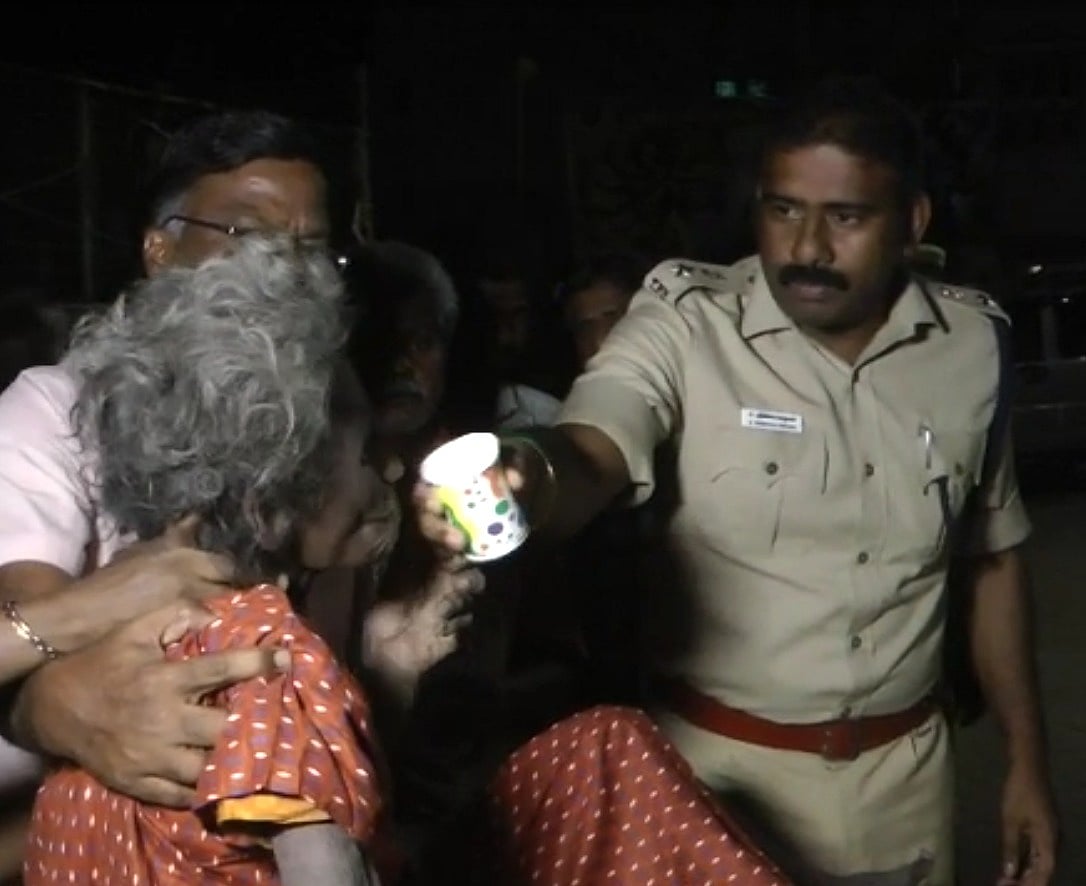 தெரு ஓரத்தில் உணவின்றி உயிருக்கு போராடிய மூதாட்டி.. மீட்டு மருத்துவமனையில் சேர்த்த SP: குவியும் பாராட்டு!