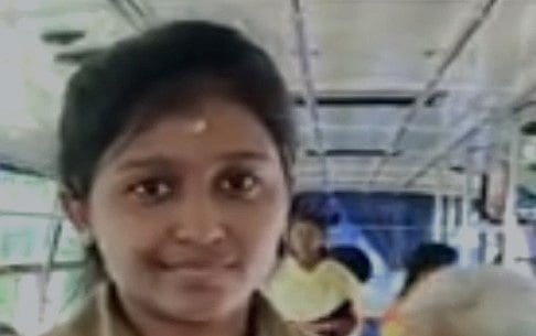 கெத்தாகப் பேருந்து ஓட்டி அசத்தும் கோவை மாவட்டத்தின் முதல் பெண் ஓட்டுநர்.. குவிந்து வரும் வாழ்த்துக்கள்!