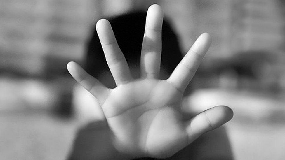 கூடி நின்ற கூட்டத்தில் காணாமல் போன சிறுமி.. தேடி கண்டுபிடித்த பெற்றோருக்கு காத்திருந்த அதிர்ச்சி !