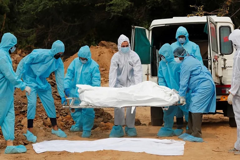 கொரோனா பாதிக்கப்பட்டு இறந்த நபர் உயிருடன் வருகை.. 2 ஆண்டுகளுக்கு பின்னர் நடந்த சம்பவத்தின் பின்னணி என்ன ?