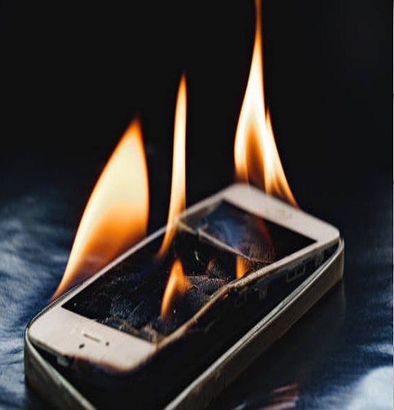 இரவில் செல்போனில் வீடியோ பார்த்துக்கொண்டிருந்த சிறுமி.. திடீரென வெடித்து சிதறியதால் நேர்ந்த சோகம் !