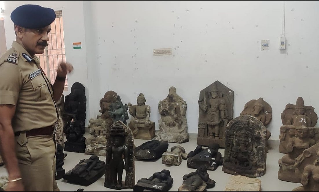 ஒரே வீட்டில் சிக்கிய 200 ஆண்டுகள் பழமையான 55 சிலைகள்.. அதிரடி ரெய்டு செய்து மீட்ட அதிகாரிகள் !