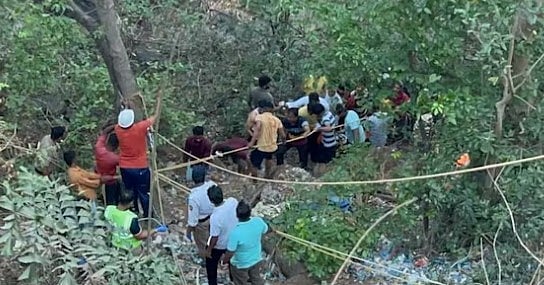 40 பயணிகளுடன் பள்ளத்தில் கவிழ்ந்த பேருந்து.. 13 பேர் பலி: அதிகாலையில் நடந்த கொடூரம்!