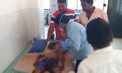 காரை பின்னோக்கி வேகமாக இயக்கிய தாய்மாமா.. 2 கார்களுக்கு இடையே நசுங்கிய சிறுவன்: மருத்துவமனை வாசலில் சோகம்