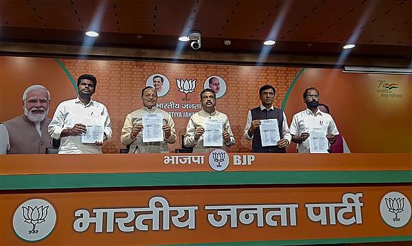 மீண்டும் போட்டியிட வாய்ப்பு மறுப்பு.. BJPக்கு எதிராக 10 MLA-கள் போர்கொடி: சூடுபிடிக்கும் கர்நாடகா தேர்தல்