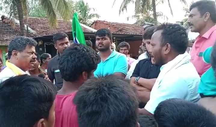 பா.ஜ.க MLA-வை ஊருக்குள் வரவிடாமல் விரட்டி அடித்த பொதுமக்கள்.. கர்நாடகாவில் செல்வாக்கை இழக்கும் பாஜக!