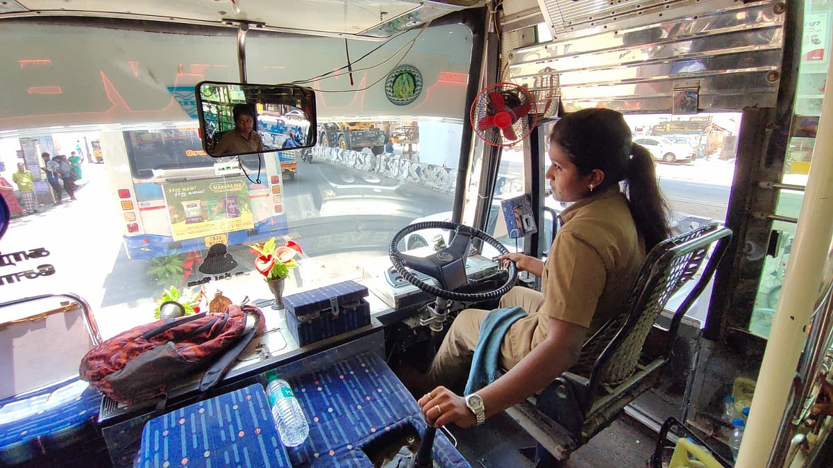 கெத்தாகப் பேருந்து ஓட்டி அசத்தும் கோவை மாவட்டத்தின் முதல் பெண் ஓட்டுநர்.. குவிந்து வரும் வாழ்த்துக்கள்!