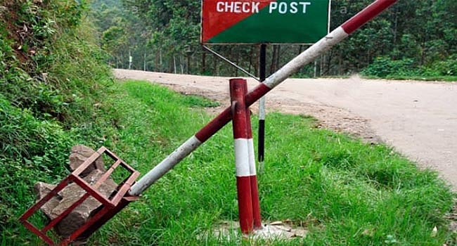 சினிமா பாணியில் லஞ்சப்பணம் கடத்தல்.. பணமரமாக மாறிய வாழைமரம்.. கேரளாவில் நடந்த சோதனையில் அதிர்ச்சி !