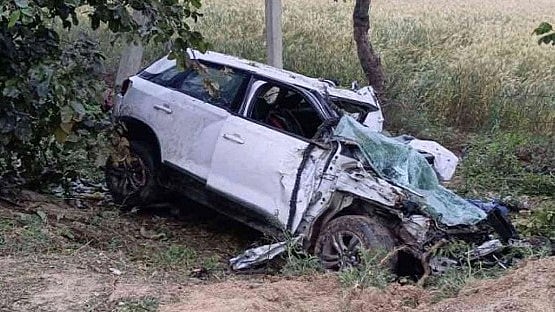 அதிவேகமாக மரத்தின் மீது மோதி நொறுங்கிய சொகுசு கார்.. சம்பவ இடத்திலேயே உயிரிழந்த 6 இளைஞர்கள்!