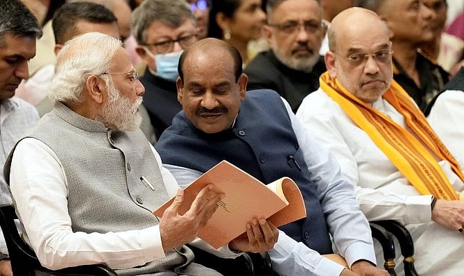 ”Down Down மோடி”.. பிரதமர் முன்பு எதிர்கட்சி MPக்கள் முழக்கம்: மக்களவை தேதி குறிப்பிடாமல் ஒத்திவைப்பு!