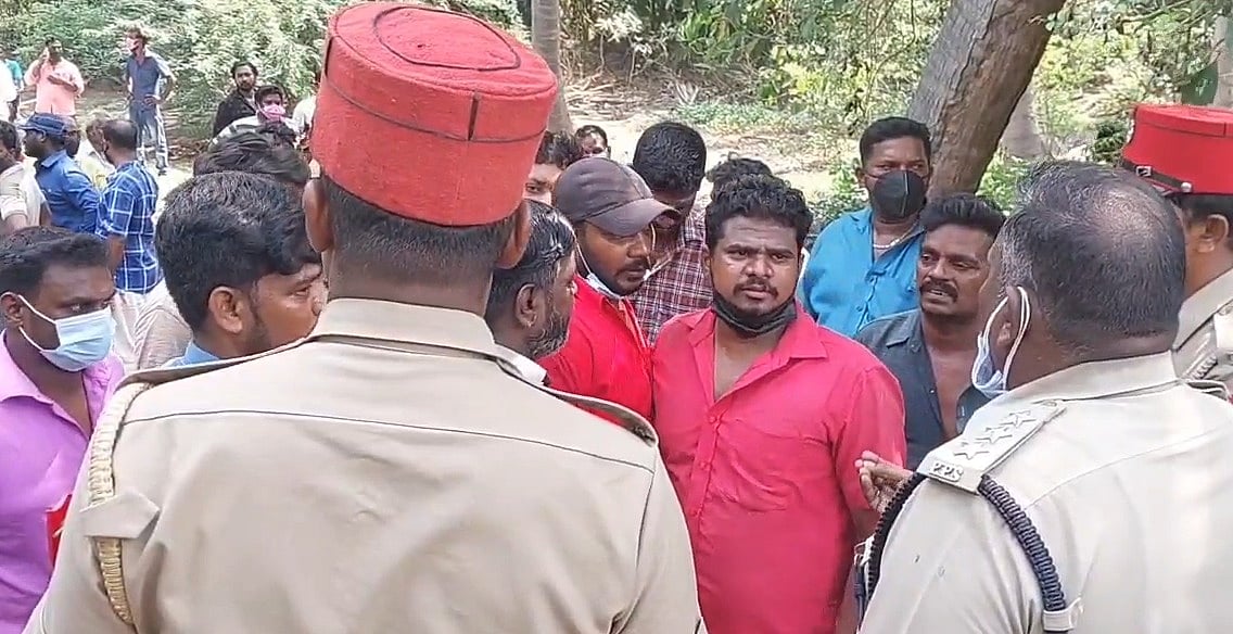 காணாமல் போன கணவர்.. ஆற்றங்கரையில் தோண்டியெடுக்கப்பட்ட அழுகிய சடலம்.. மனைவி உட்பட 3 பேர் அதிரடி கைது !